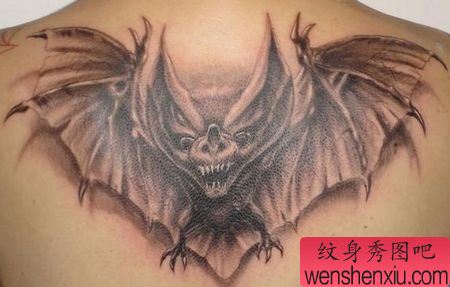 背部蝙蝠纹身图案