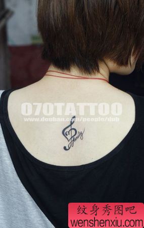 美女背部爱心音符图腾纹身图案