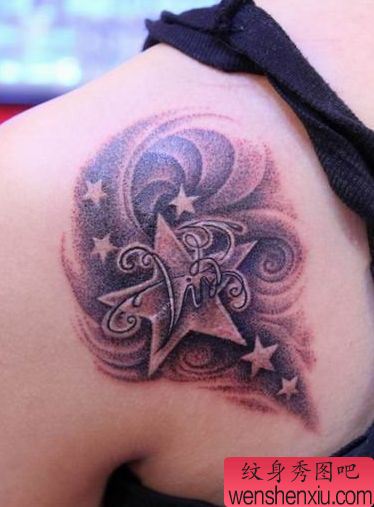 美女背部五角星纹身图案