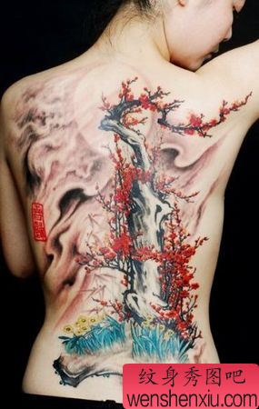 美女背部梅花纹身图案