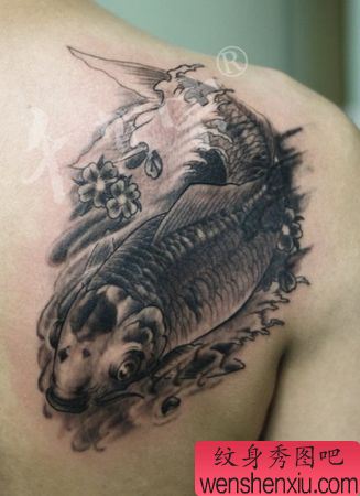 背部黑灰鲤鱼纹身图案