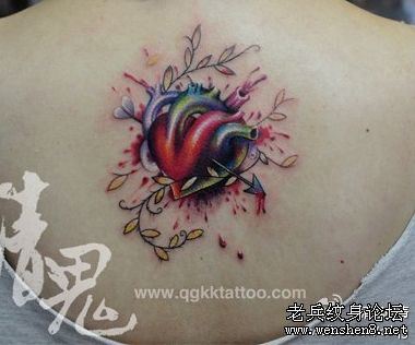 美女背部彩色爱心心脏纹身图案