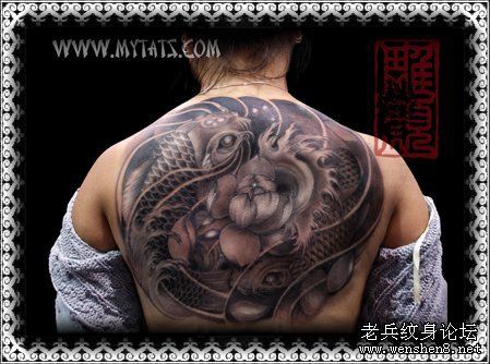 背部黑灰莲花鲤鱼纹身