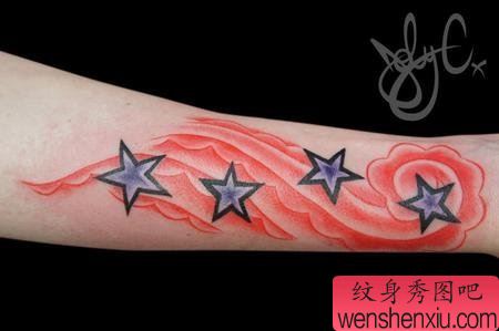 手臂五角星纹身