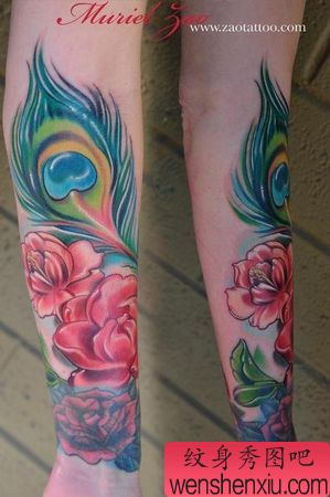 手臂彩色孔雀羽毛花卉纹身
