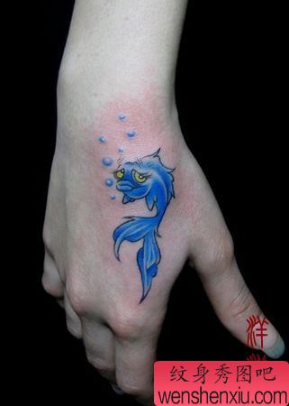 美女手部彩色卡通小鱼纹身图案