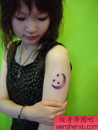美女手臂月亮五角星纹身