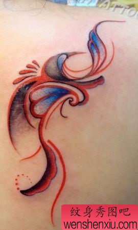 美女肩部彩色爱心藤蔓纹身