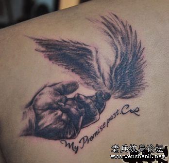 肩部翅膀纹身图案