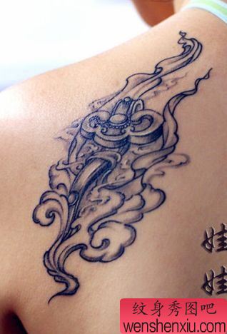 美女肩部如意纹身