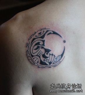 肩部图腾月亮纹身