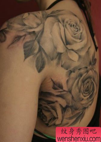 美女肩部黑灰玫瑰纹身