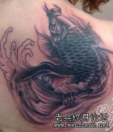 肩部黑灰鲤鱼纹身
