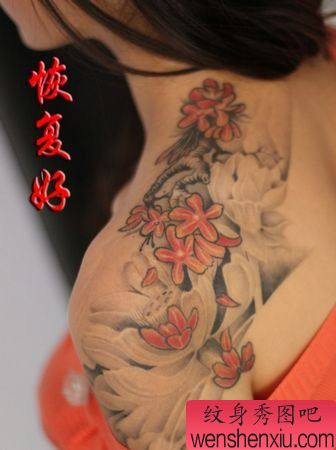 美女肩部莲花花卉纹身