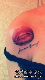 美女肩部彩色唇印纹身图案