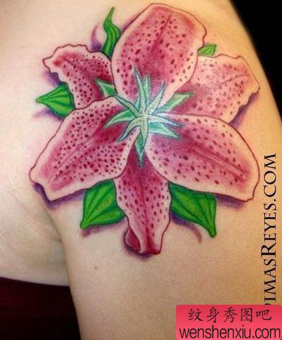 肩部彩色花卉纹身图案