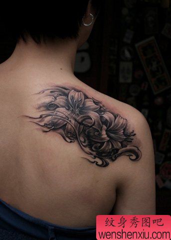 美女肩部黑灰百合花纹身图案
