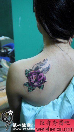 美女肩部彩色玫瑰花纹身