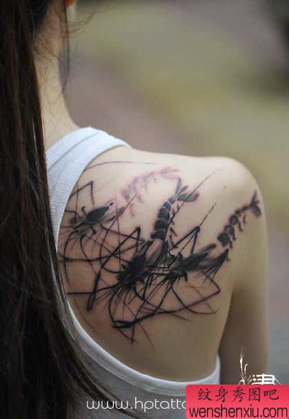 美女肩部水墨画龙虾纹身