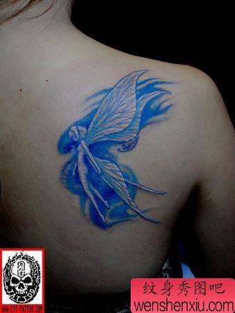 美女肩部彩色精灵翅膀纹身图案