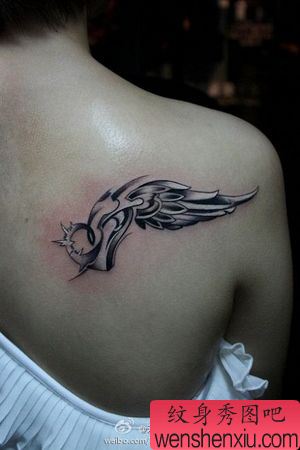肩部爱心翅膀纹身