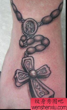 脚部十字架项链纹身图案