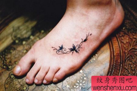 脚部花卉藤蔓纹身图案