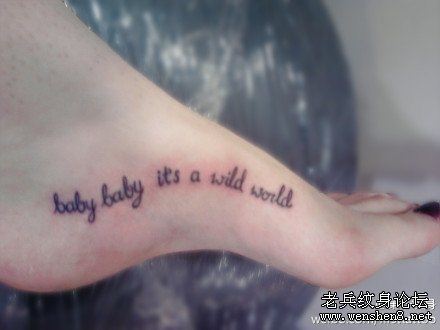 美女脚部音字母纹身图案