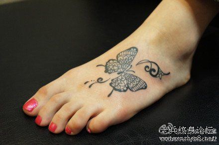 脚部蝴蝶图腾纹身图案