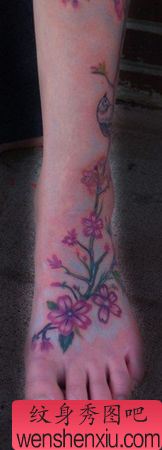 脚部彩色花卉纹身