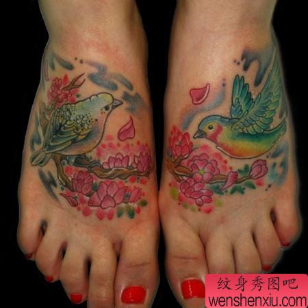 脚部彩色小鸟花卉纹身图案