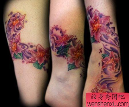 美女脚部彩色花卉纹身图案