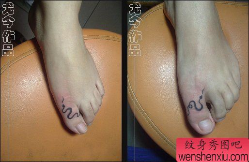 脚部情侣图腾蛇纹身