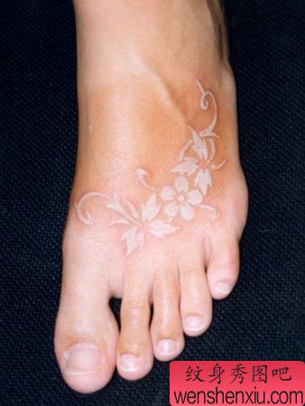 脚部白色花卉纹身