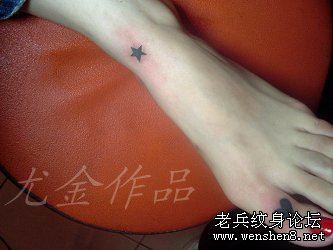 脚部五角星爱心纹身图案