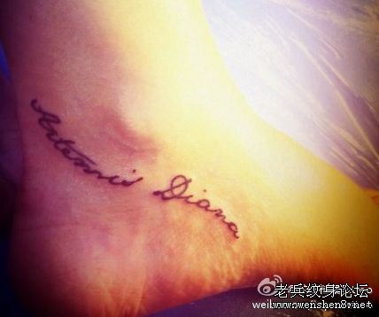 美女脚部英文字母纹身图案