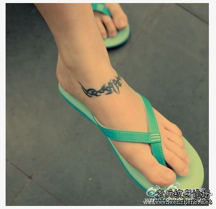 美女脚部图腾藤蔓纹身图案