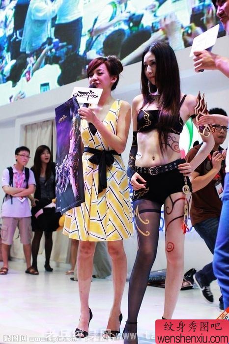 明星陈意涵在发布会惊现性感藤蔓纹身图片