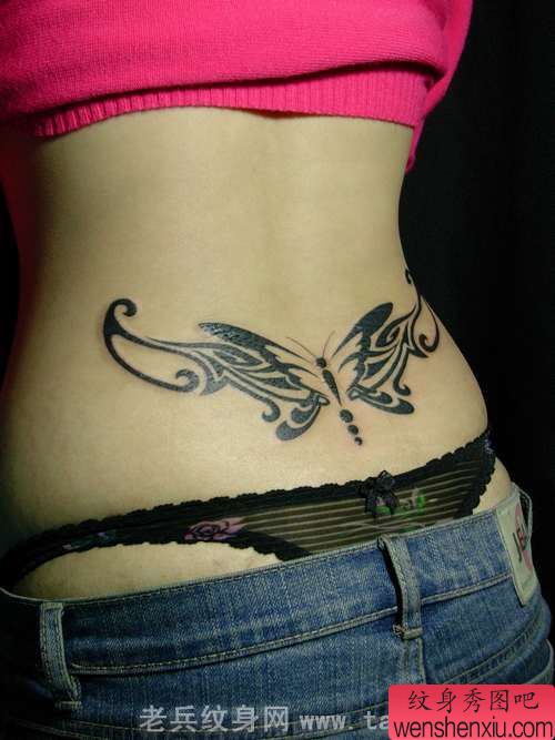 一幅野性的女生腰部蝴蝶图腾纹身（tattoo）图片