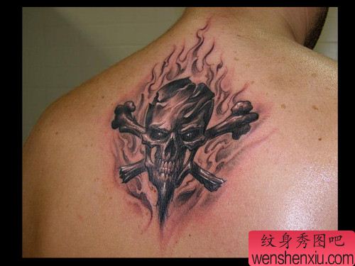 背部骷髅骨头火焰纹身图案