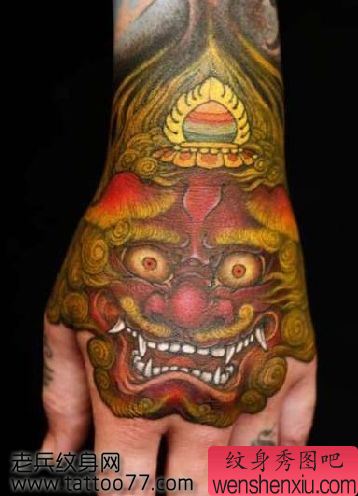 手背彩色唐狮纹身图案
