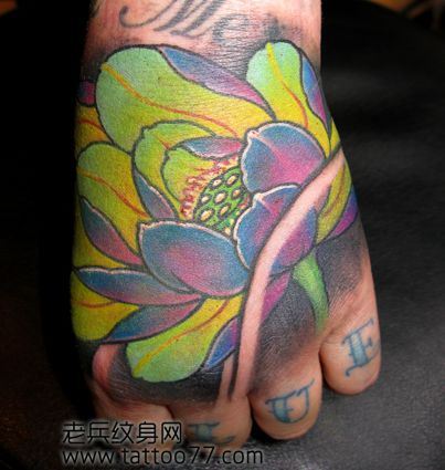 手背彩色莲花纹身图案