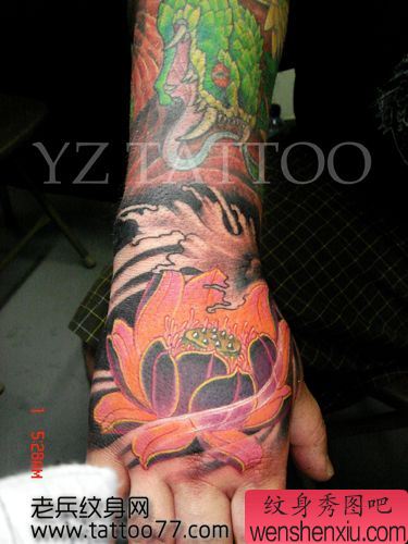 手部彩色莲花纹身图案