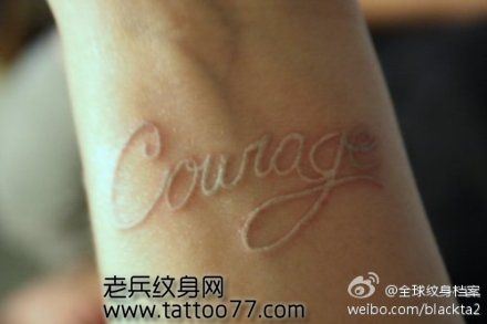 手臂白色英文字母纹身图案