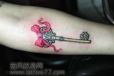 流行精美的蝴蝶结钥匙纹身图案