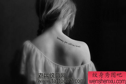 经典流行的美女肩部字母纹身图案
