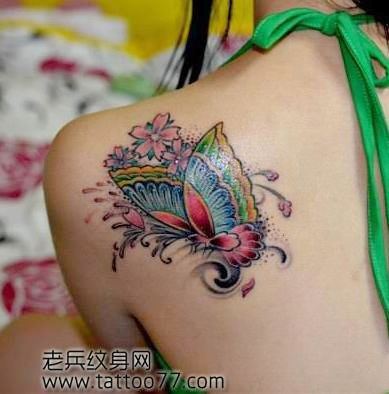 美女肩部唯美的蝴蝶樱花纹身图案