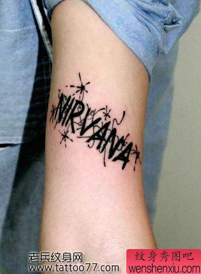 美女手臂英文字母纹身图案