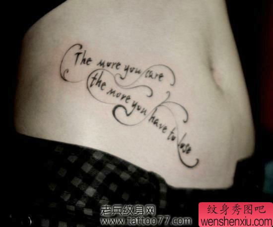 美女腹部花体英文字母纹身图案