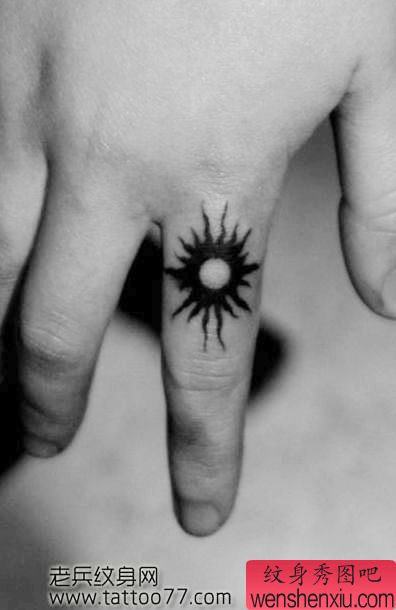 一幅手指图腾太阳纹身图案